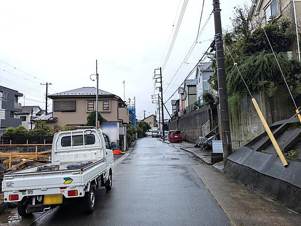 徒歩圏内には買い物施設や学校が揃い、生活利便性と居住性のバランスが取れた環境が整っています