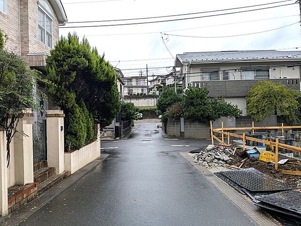 徒歩圏内には買い物施設や学校が揃い、生活利便性と居住性のバランスが取れた環境が整っています