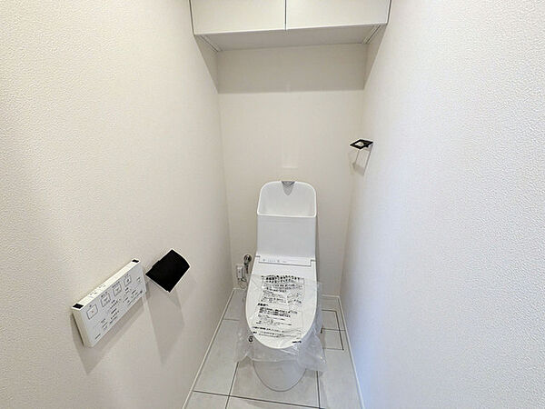 上部収納棚、温水便座機能のお手洗い
