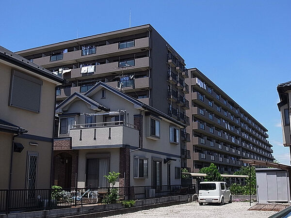 総タイル張りの落ち着いた外観です。？