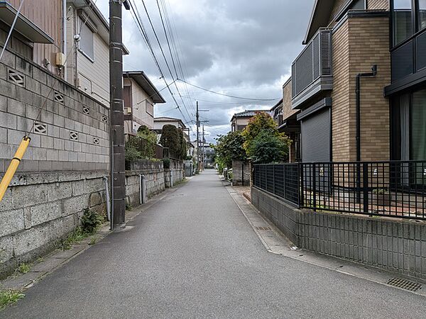 京成松戸線「前原」駅徒歩5分の立地でありながら、周辺は整然とした落ち着きのある住宅地が広がります　
