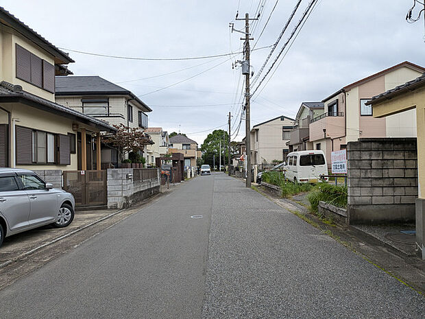前面道は幅員6mあり駐車もラクラク