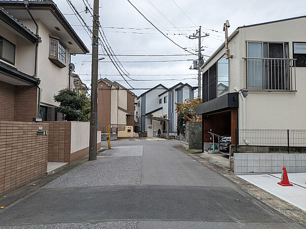 前面道は幅員6mあり駐車もラクラク