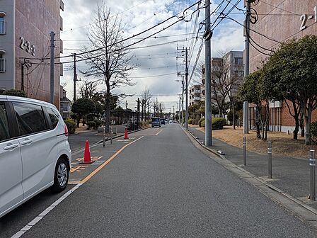歩道が整備された前面道路です