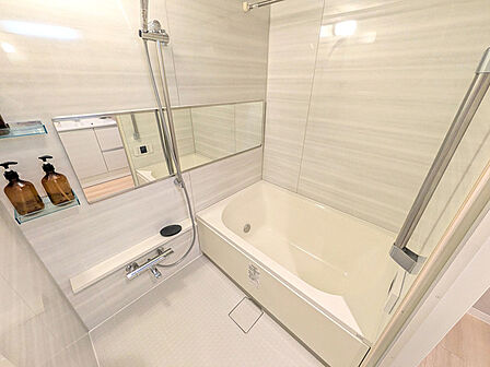 安全面に考慮した手摺付きの浴室