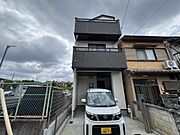 太秦駅より徒歩15分 築2年10ヶ月 3階建の賃貸物件