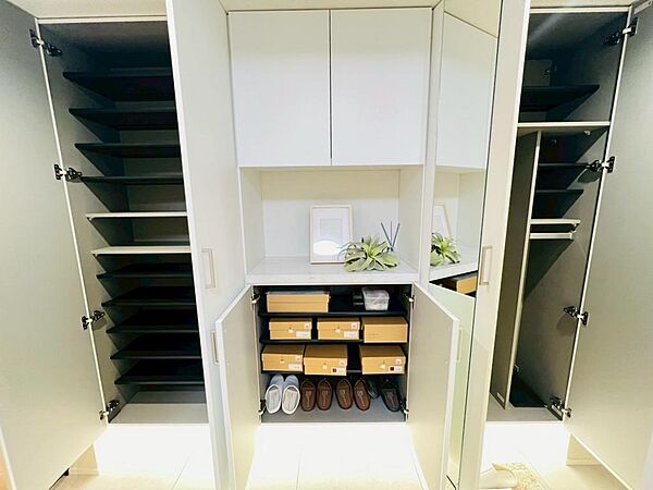 シューズボックス以外の玄関収納もタップリあります