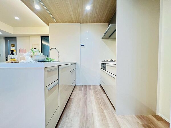 キッチンはコンロと流しが別々のセパレートタイプを採用
