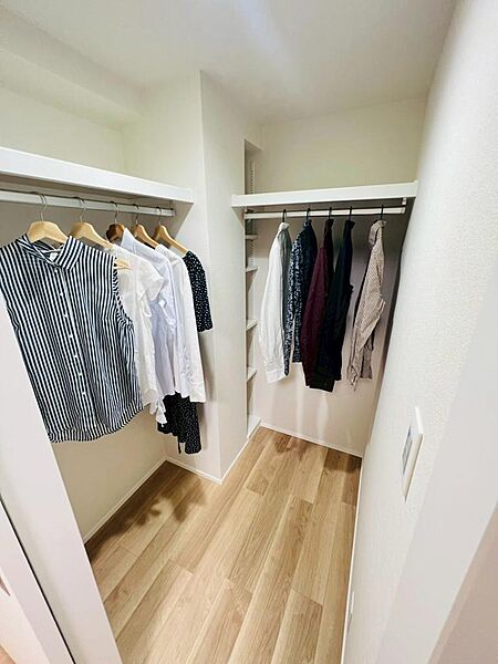 衣類だけでなく、箱物や思い出の品、季節物もたっぷり収納可能なWIC