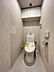 トイレ：ウォシュレット付きのトイレです。背面には棚もありますので、トイレットペーパーなども置くことが出来ます