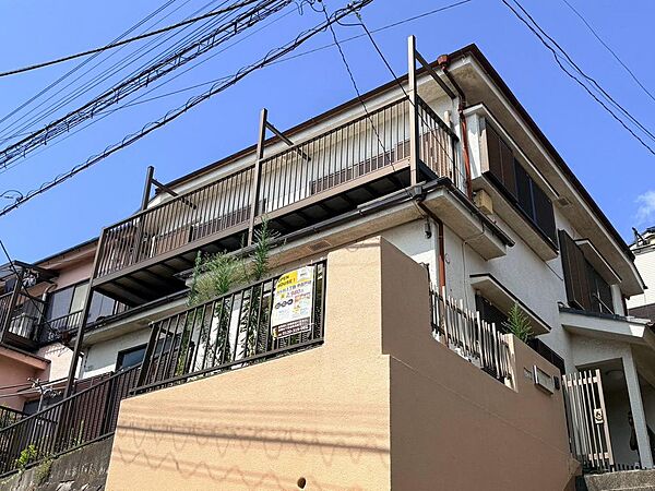 道路より高い位置に建っているので通行人の視線も気になりません