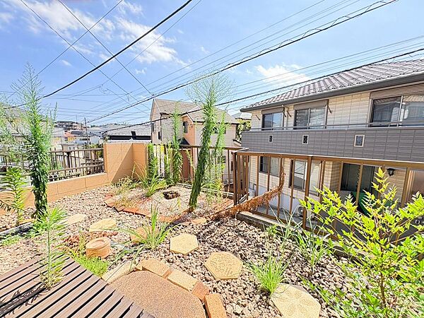 広々としたお庭でガーデニングも楽しめます