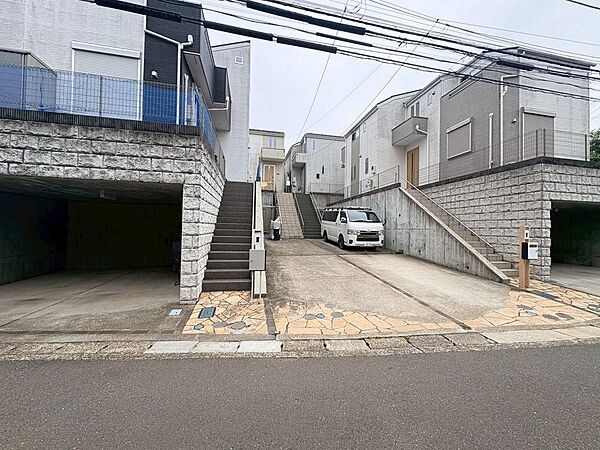 向かい側には築10年弱の戸建が並んだ雰囲気の良い街並みです