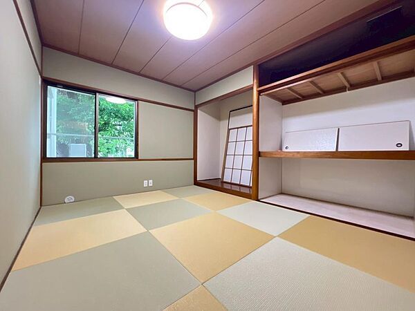 床の間の付いた和室は縁なし畳でややモダンな雰囲気に