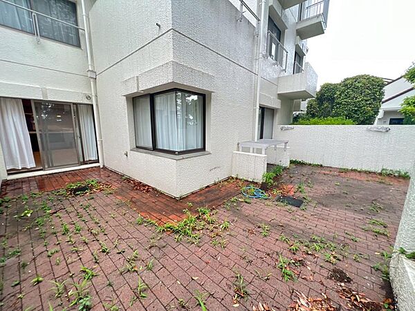 広々とした専用庭。ガーデニングやBBQも楽しめます