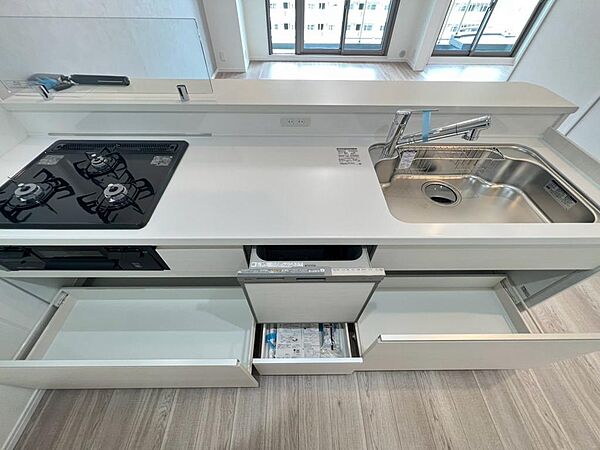 三口コンロ、食洗器、浄水器三種の神器が揃ったゆとりあるサイズのキッチンです。