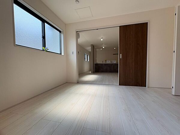 2階：洋室6帖