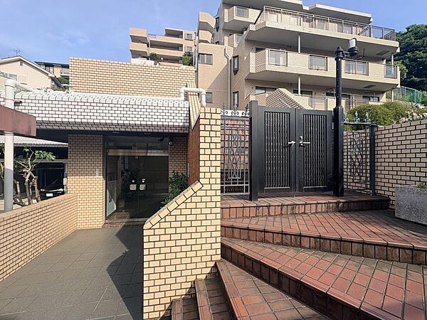 山手の丘に建つ斜面地型マンションです