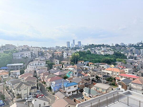ルーフバルコニーからはランドマークタワーを遠望
