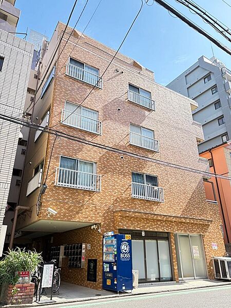 周囲の街並みに馴染む、趣のある外観です