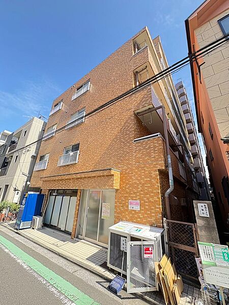 長く愛されてきた、落ち着きのある外観です。