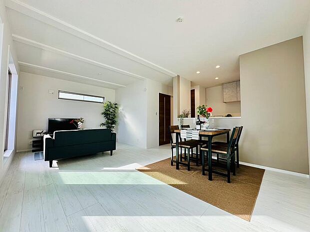 開放感のある広々としたリビングに爽やかな光と風が注ぎ込みます