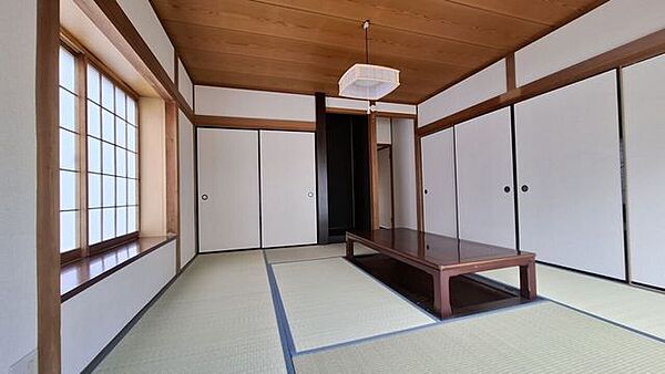 1階8帖和室　家族みんなの笑顔と会話が弾む純和室の掘りごたつはセールスポイントの一つです