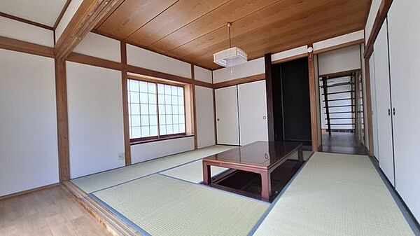 1階8帖和室　木目調天井は部屋のコントラストを引き立てバランスの良いお部屋です