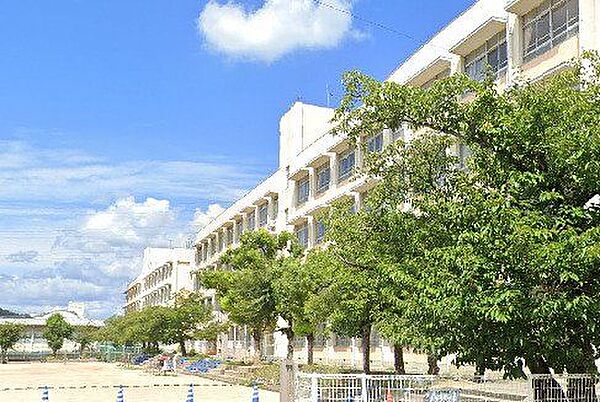 安室東小学校 780m