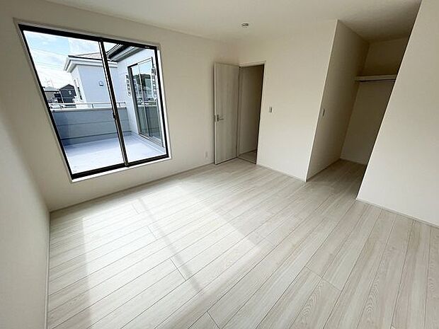 寝室に最適なゆったり8帖の洋室♪