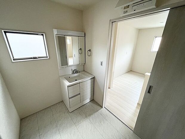 収納スペースのある三面鏡♪