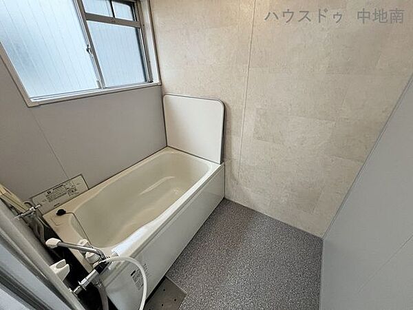 浴室には窓があるので自然換気ができます♪