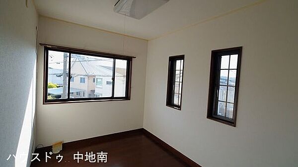 子供部屋としても書斎としても使用できる洋室♪