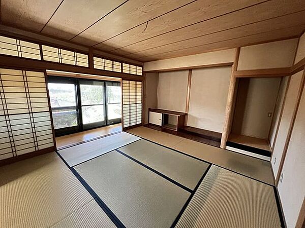 広縁からお庭も見える！8帖の和室♪