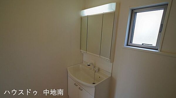 洗面室にも窓があるので自然換気できます♪