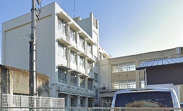 高岡西小学校 640m