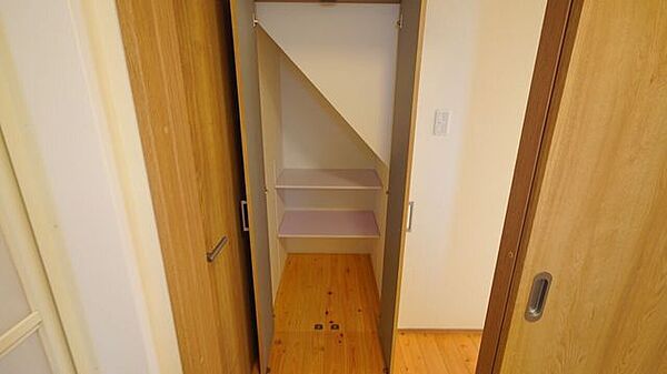 生活用品のストックや掃除道具をすっきり収納できます♪