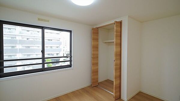 子供部屋に最適な2階5.4帖の洋室♪