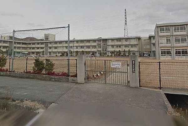 糸引小学校 830m
