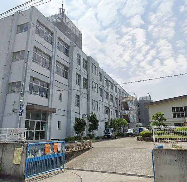 妻鹿小学校 280m