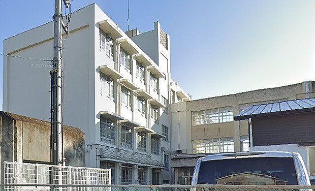 高岡西小学校 750m