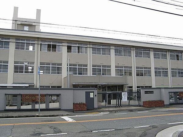 飾磨西中学校 240m