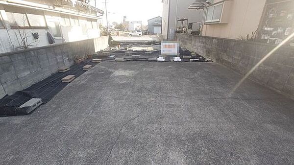 斜め向かいの土地