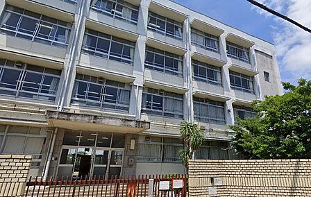 東小学校 370m