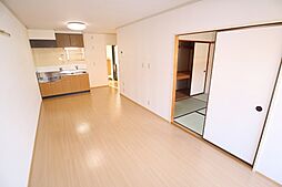 ジョイフル東生駒B棟 1階2LDKのリビング/ダイニング