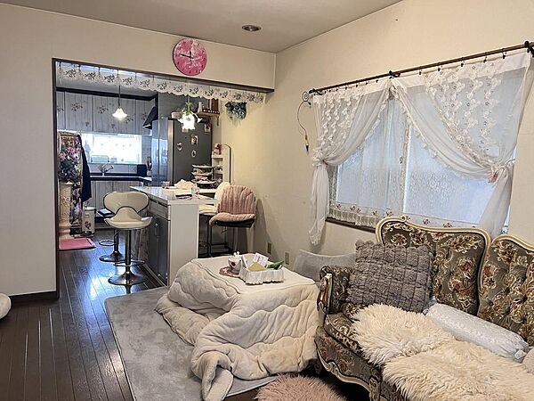 リビング：キッチン方向の写真です