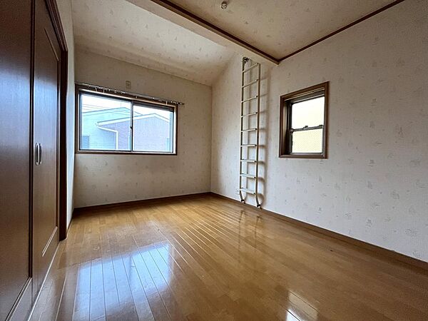 二面採光で明るい日差しが差し込むお部屋です♪