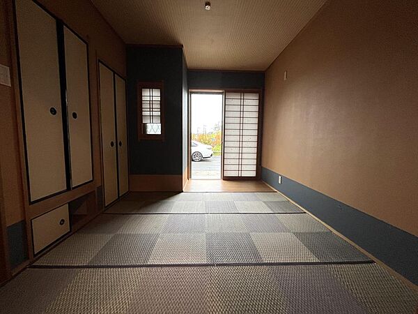 落ち着いた雰囲気の和室のお部屋です♪