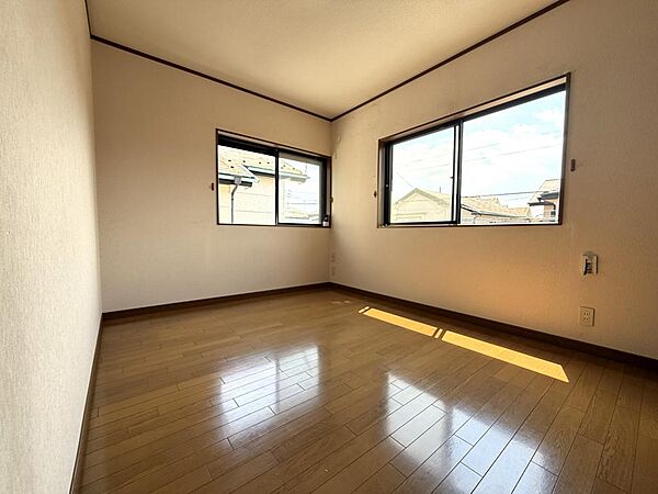 7.25帖の主寝室。収納もたっぷりありご夫婦のお部屋にいかがでしょうか！
