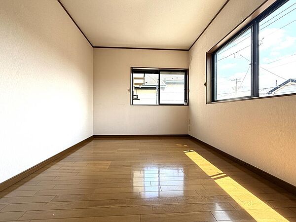 2面採光で明るい主寝室。窓を開ければ風通しもGOODです！